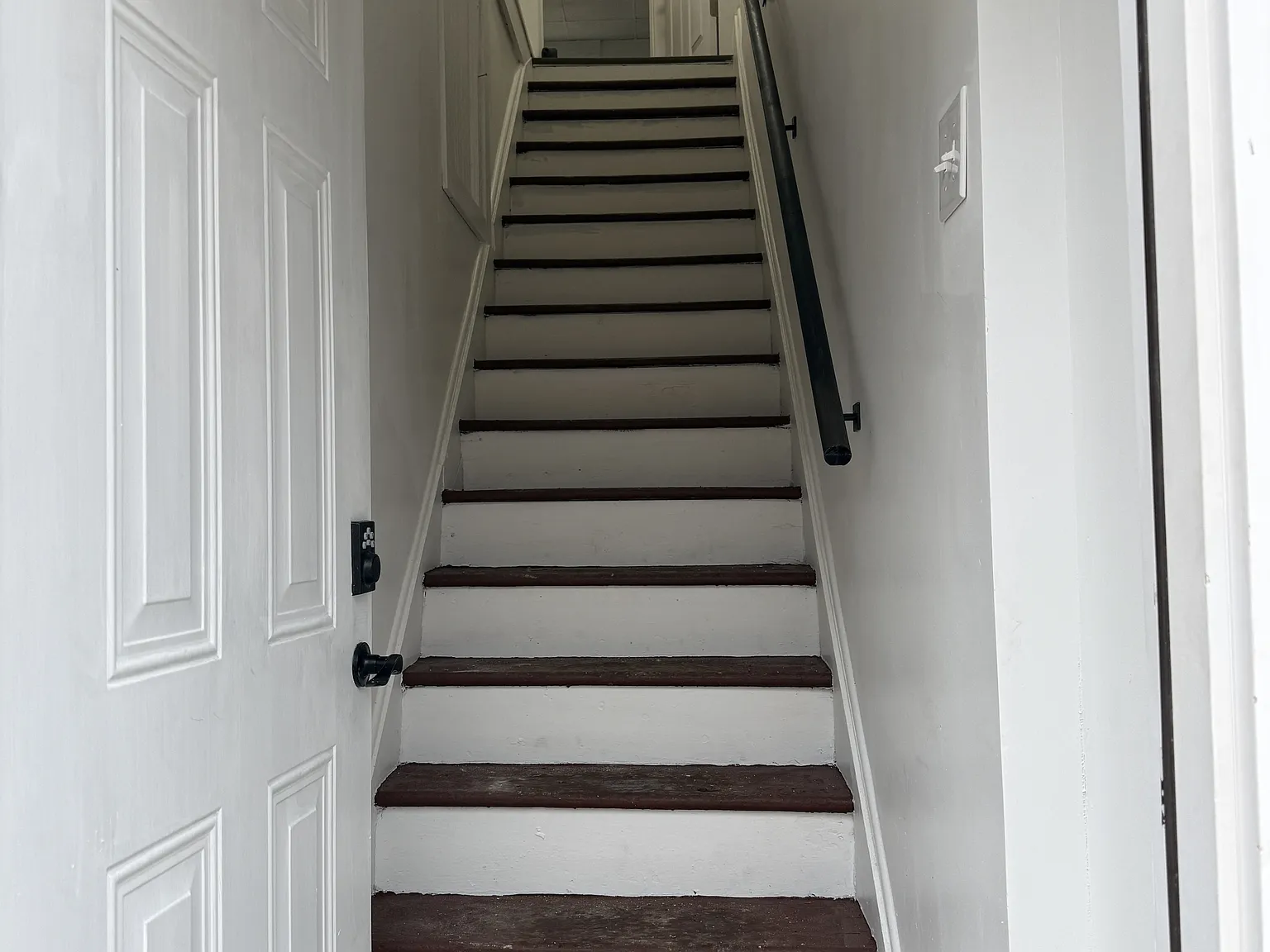 1221 Stuart Street - B — Photo 3