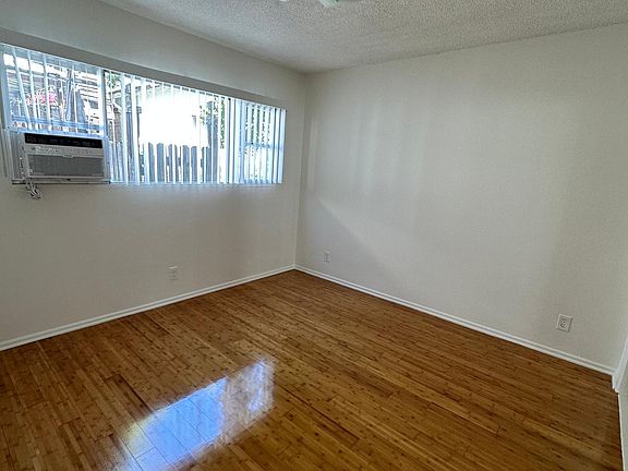 5th image of 2554 N Beachwood Dr APT 2