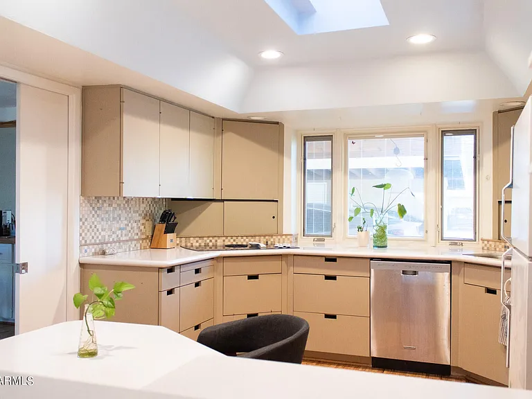 2107 S Ventura Dr — Photo 12