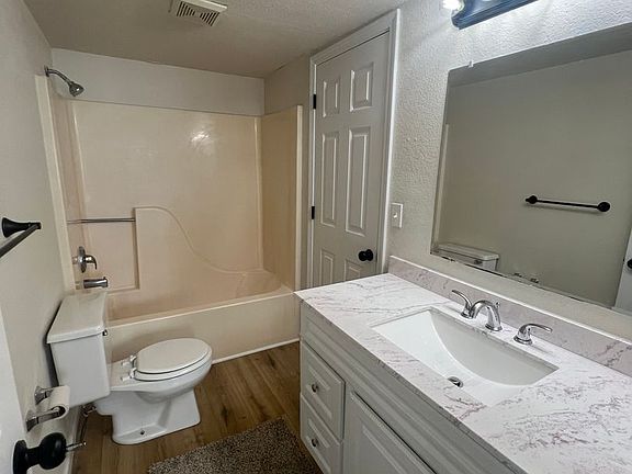 4th image of 2509-2511 Carnation Dr
