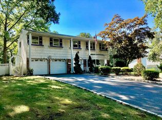 14 Sandy Dr, Smithtown, NY 11787
