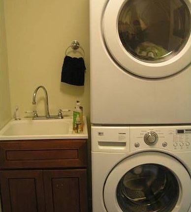 1/2 BA w/ Laundry