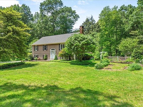 2nd image of 6 Mattakeesett Ln