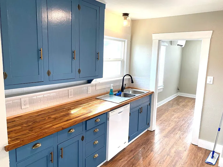 1206 NW Elgin Ave — Photo 3