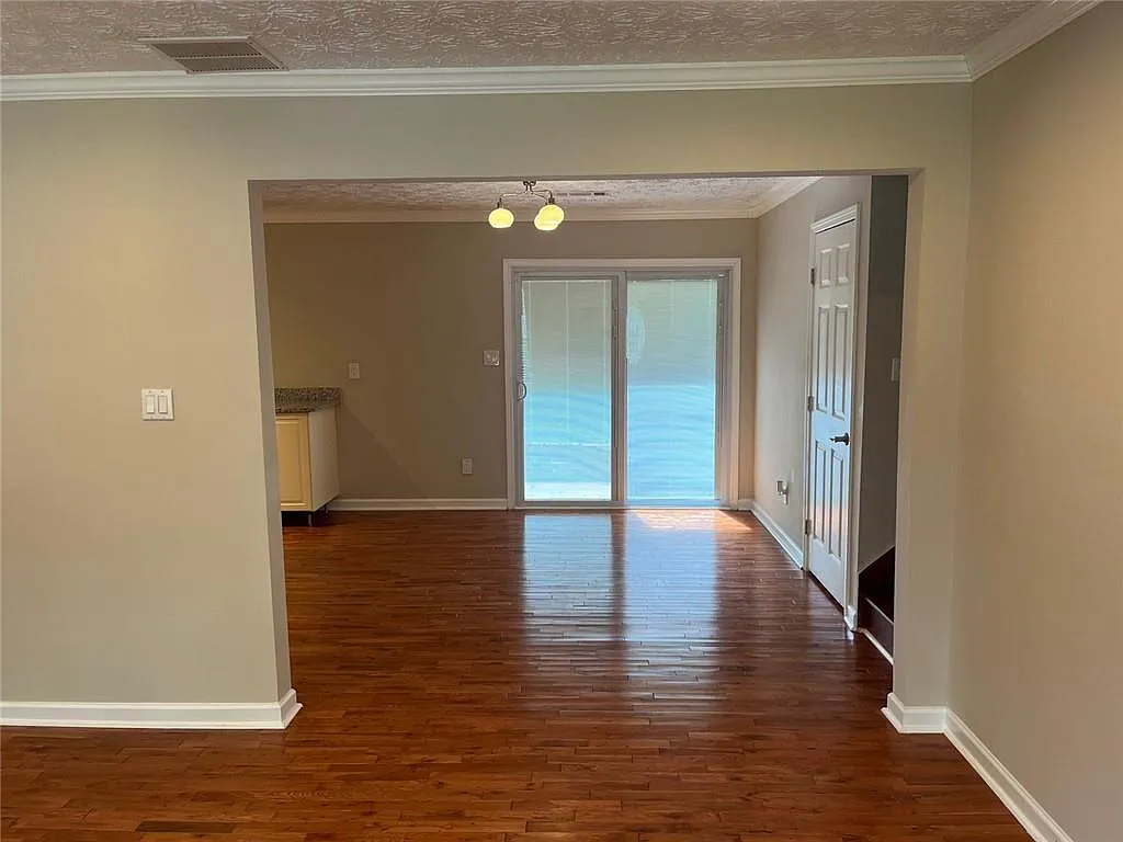 4 bed, 2.0 bath, 1826 sqft, $2,550 — Photo 2