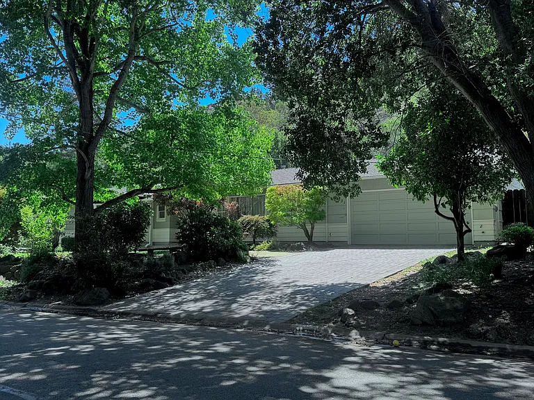 Laurelwood Dr — Photo 2