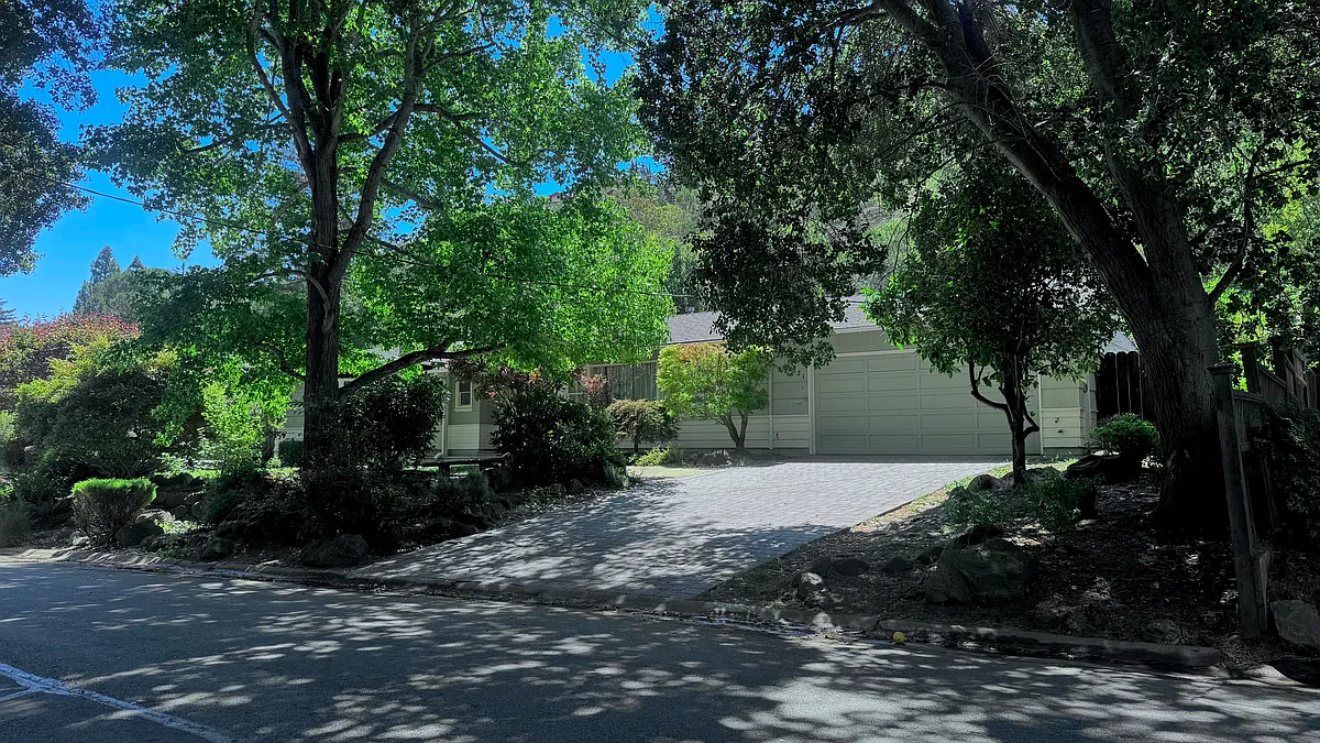 Building Photo - Laurelwood Dr