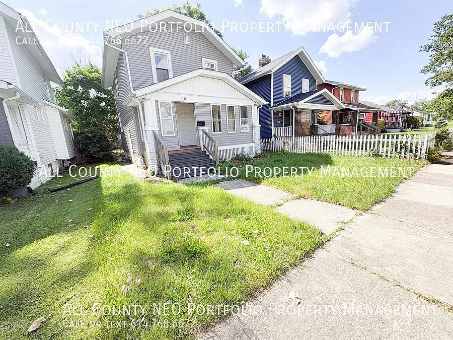 2 Bedroom Home with Enclosed Front Porch & Fenced Backyard! — Photo 2