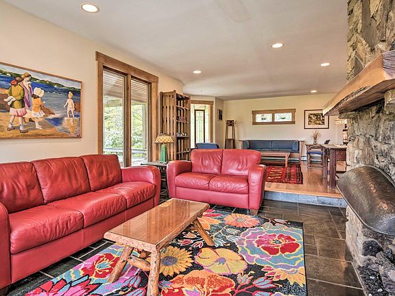 Living area with fireplace (gas)