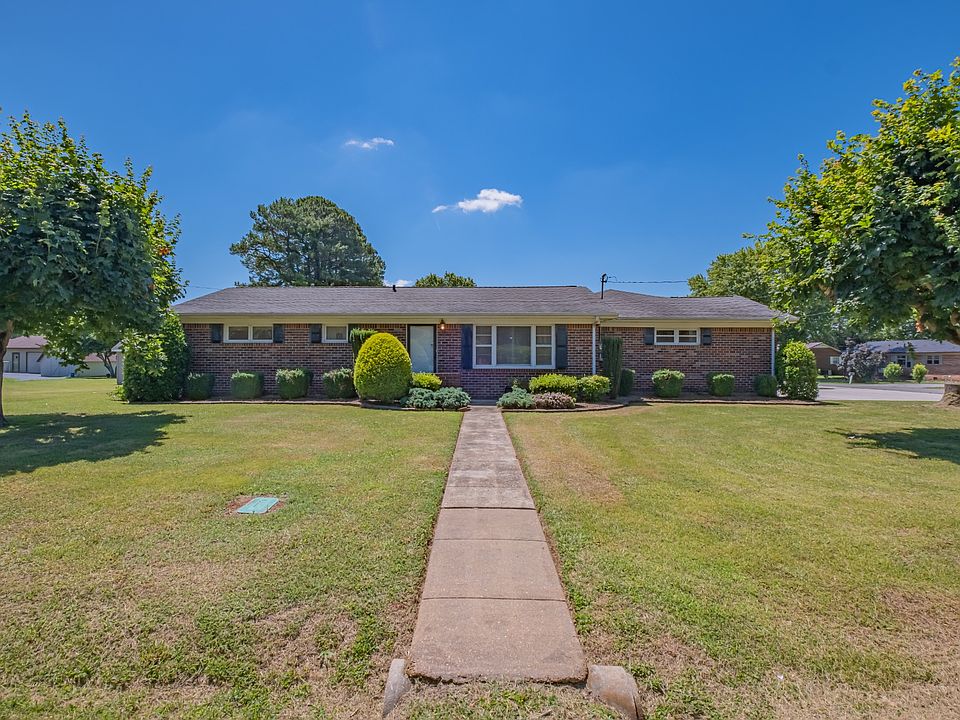 1st image of 218 E Petty Ln