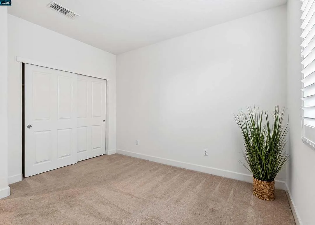 4 bed, 2514 sqft, $4,300 — Photo 3