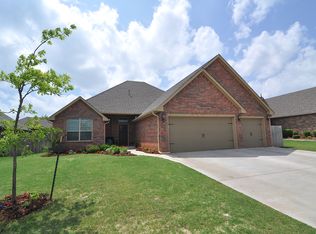 605 Lindsey Ln, Moore, OK 73160