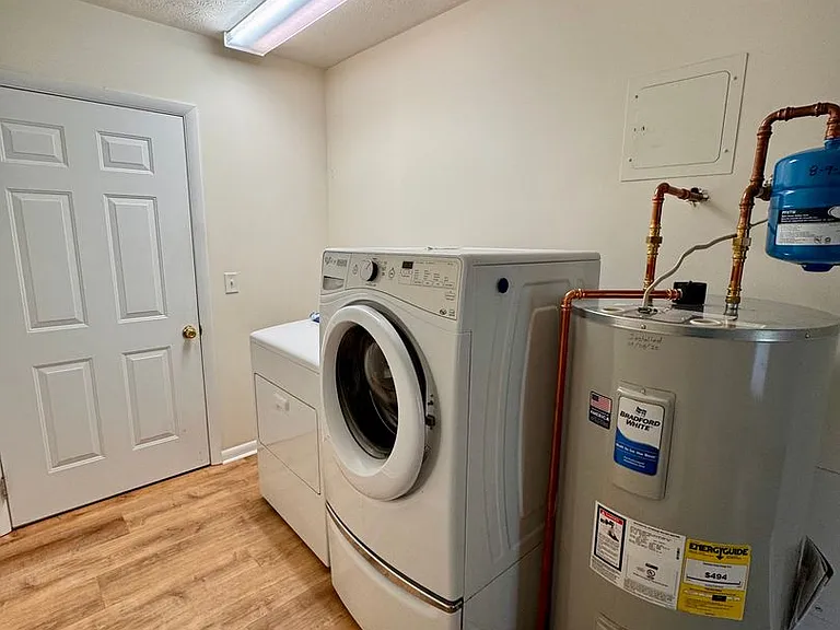 506 E Riverside Dr — Photo 26
