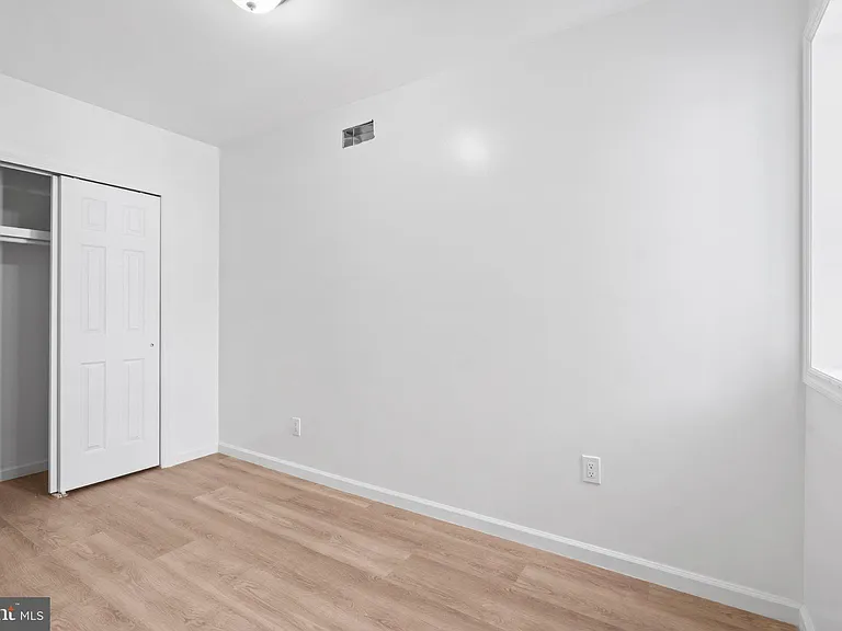2055 Dickinson St — Photo 14