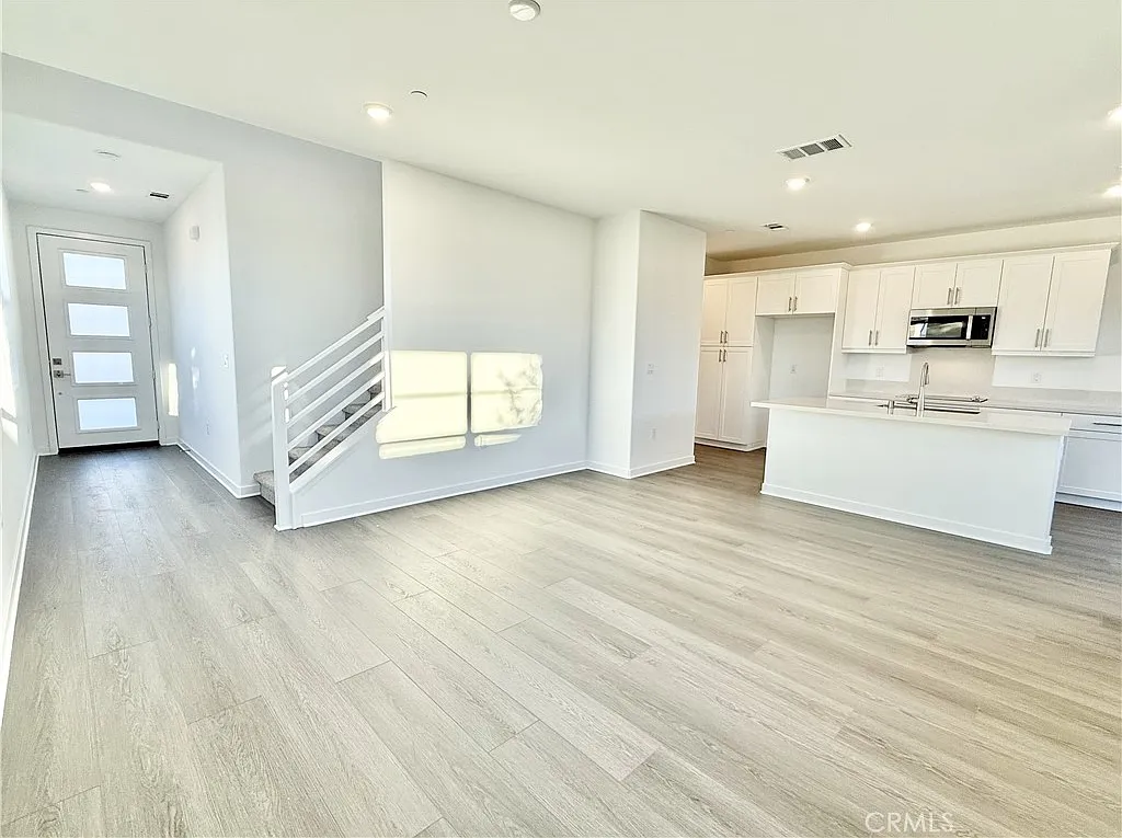 3 bed, 2.5 bath, 1590 sqft, $3,600 — Photo 3