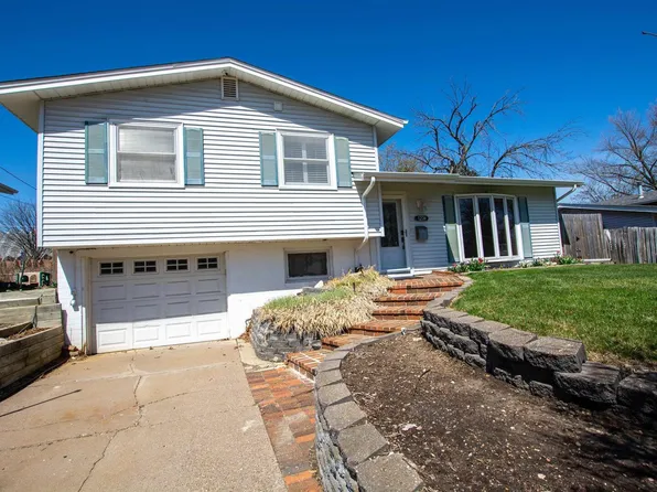 1224 Meadow Lane Dr, Bettendorf, IA 52722