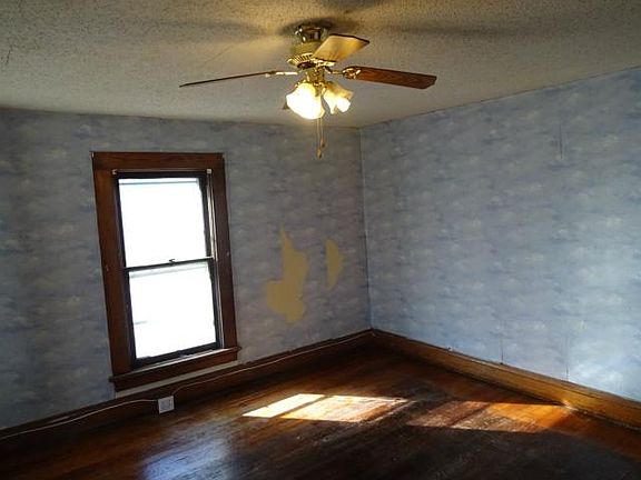 4th image of 403 Olive St
