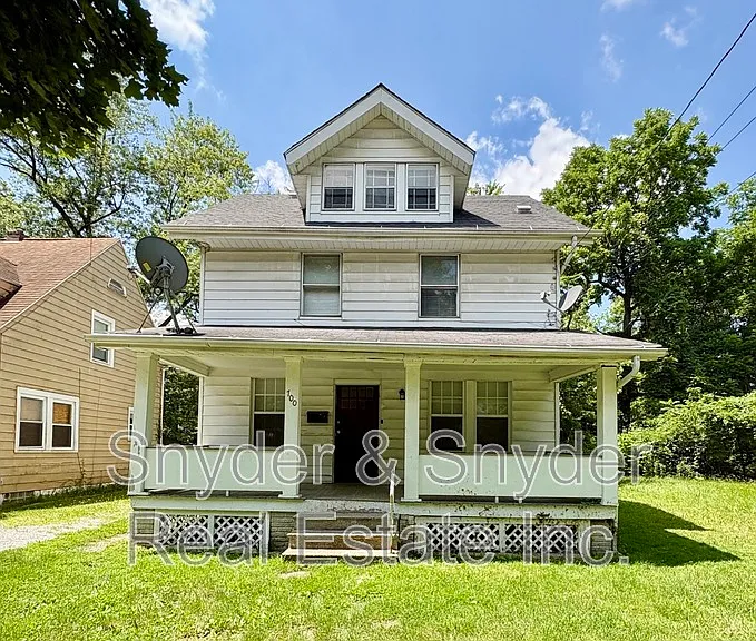 700 Noble Ave — Photo 1