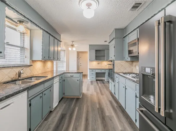 420 Glenn Dr, Hurst, TX 76053