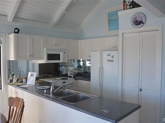 3rd image of 305 S Bald Head (Villa 18) Wynd