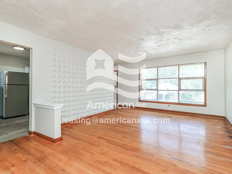 1471560_003_wm_-_living_room_12892845.jpg