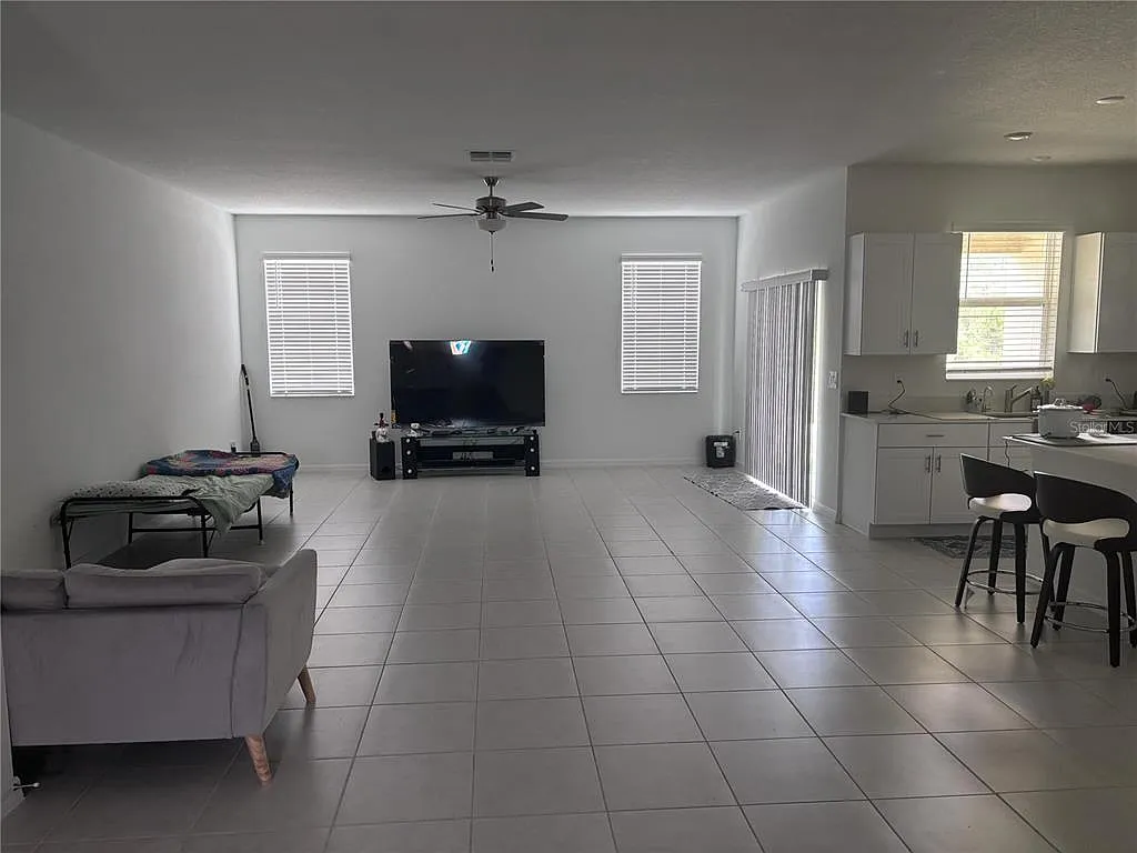 4 bed, 2.5 bath, 2466 sqft, $2,750 — Photo 3