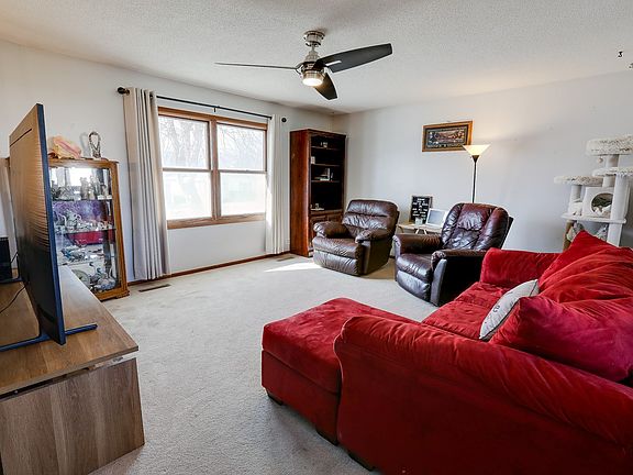 4th image of 52 Brook Cir
