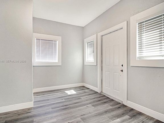 5th image of 327 SW 20th St Unit 2