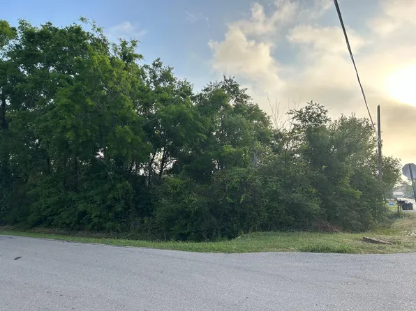 300 Fairfield St, La Porte, TX 77571