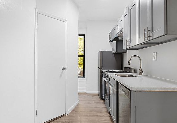 4th image of 218 Thompson St #8