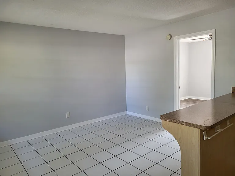 921 SW 4th St — Photo 5