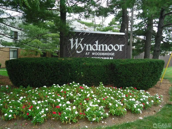 1031 Cricket Ln, Woodbridge, NJ 07095