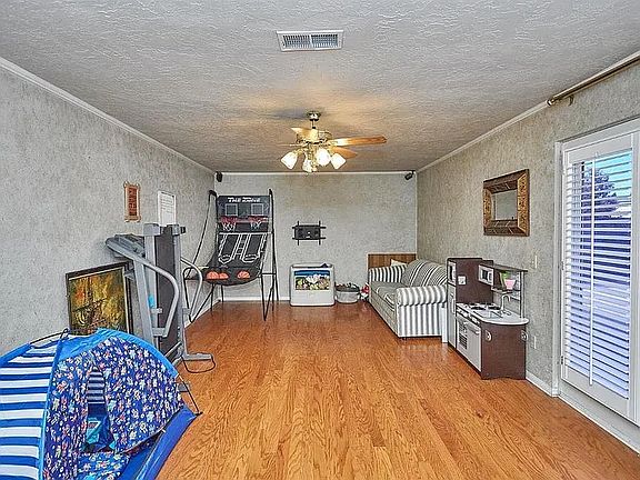 3rd image of 13442 Cuyamaca Rd