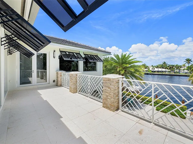 2307 N Riverside Dr — Photo 26