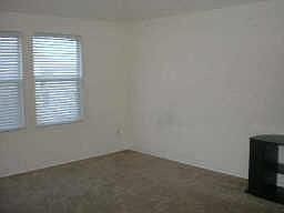 4th image of 926 Oakcrest Dr