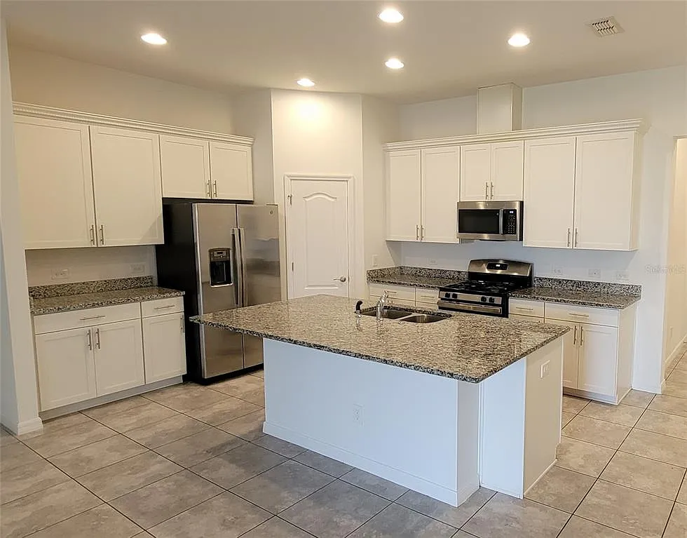 4 bed, 3.0 bath, 2272 sqft, $2,490 — Photo 3