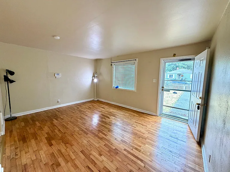 1043 S Oxford St — Photo 3