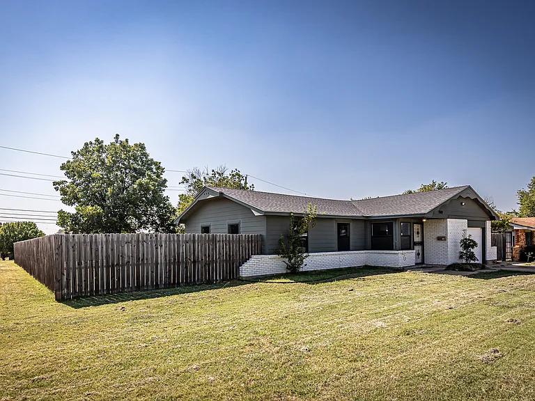 1502 NW 48th St — Photo 2