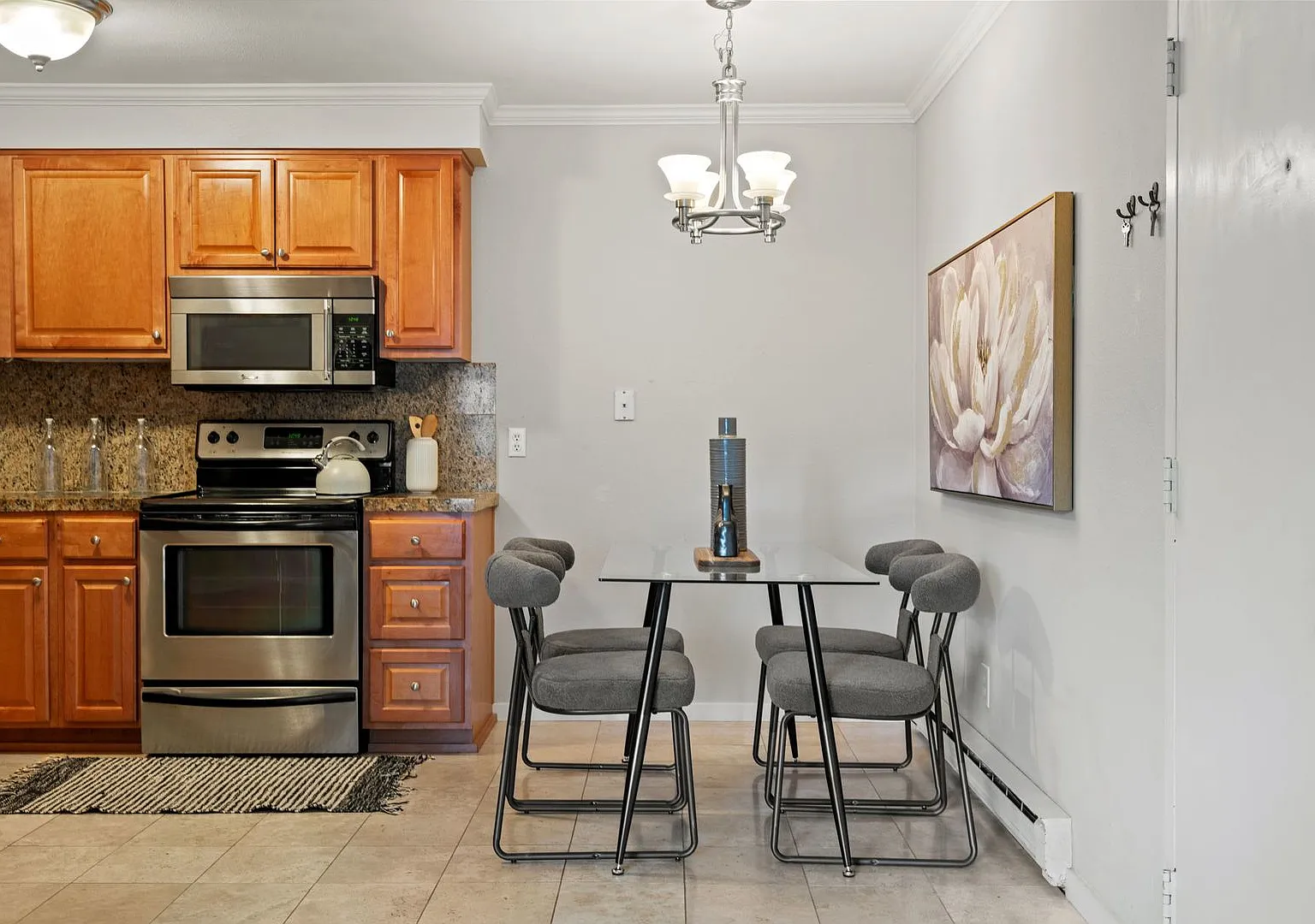 Cozy 2 bed 1 bath Condo in North Queen Anne — Photo 4