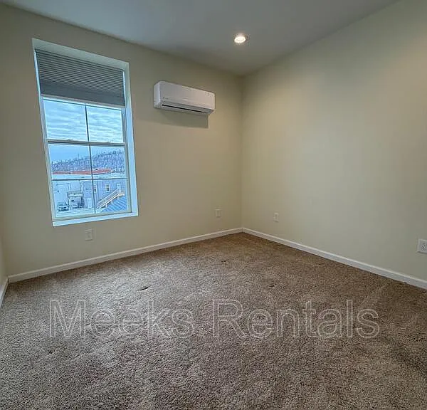 1033 Smith St #6 — Photo 3