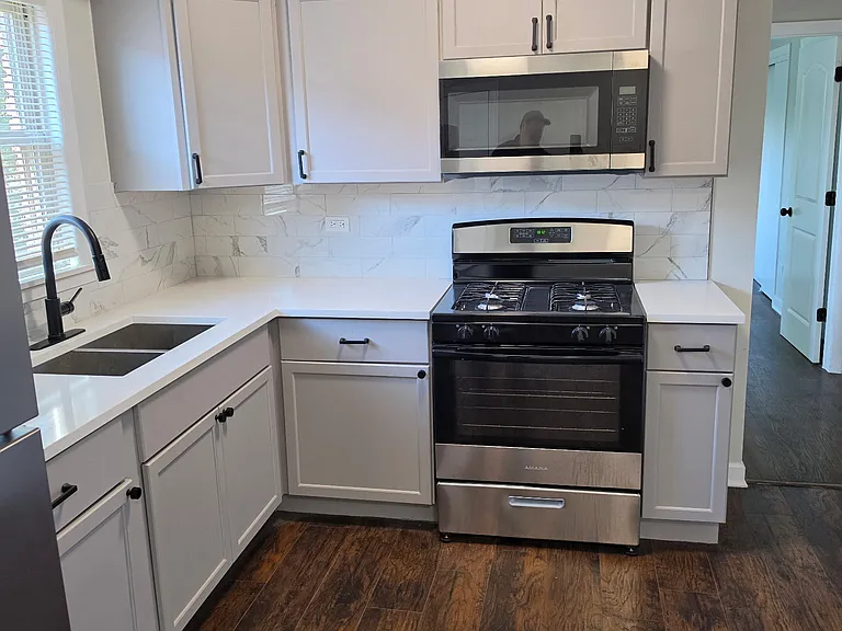 7810 S Escanaba Ave #2B — Photo 4