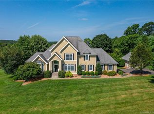 2 Cornfield Rdg, Newtown, CT 06470