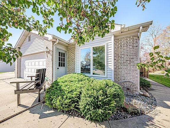 3rd image of 1727 E Inverness Cir