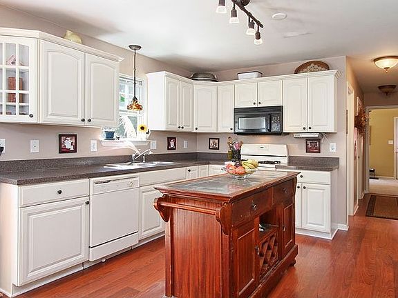 Spacious Kitchen With Beautiful 42" Nantucket White Cabinets