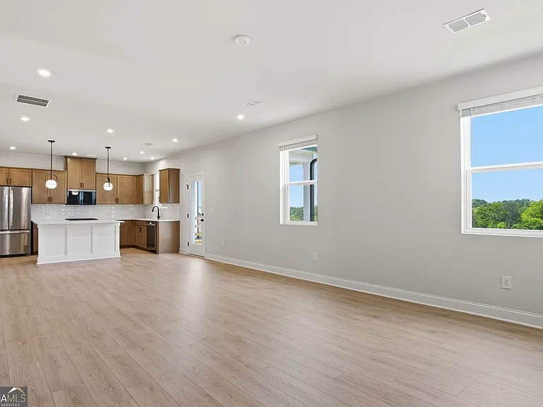 142 Henley St — Photo 8