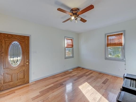 5th image of 2853 Marshall Ave