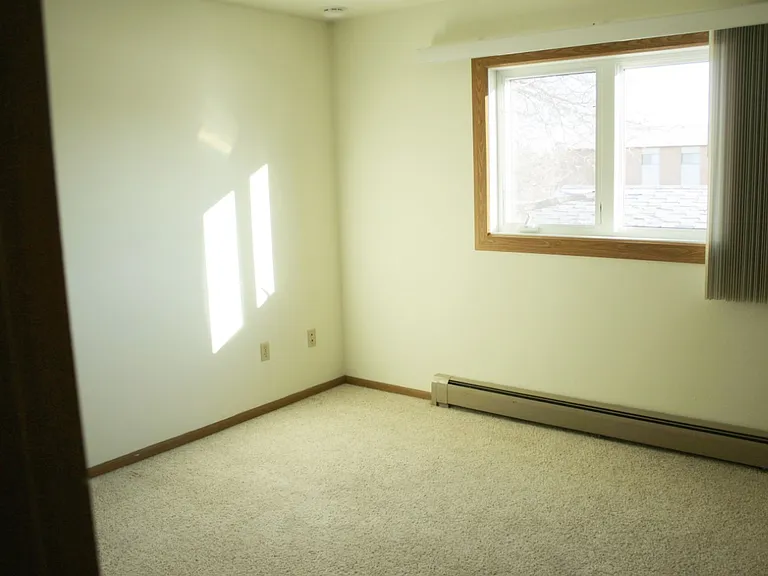 Williamsburg Apartments - Attached Double Garage! — Photo 11