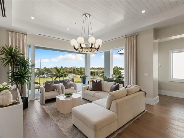 201 8th St S, Naples, FL