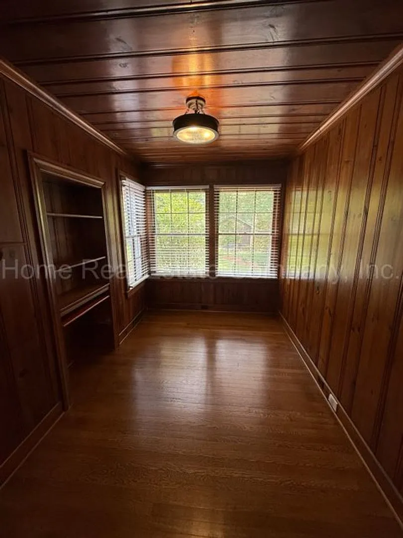 1947 Robinhood Road — Photo 3