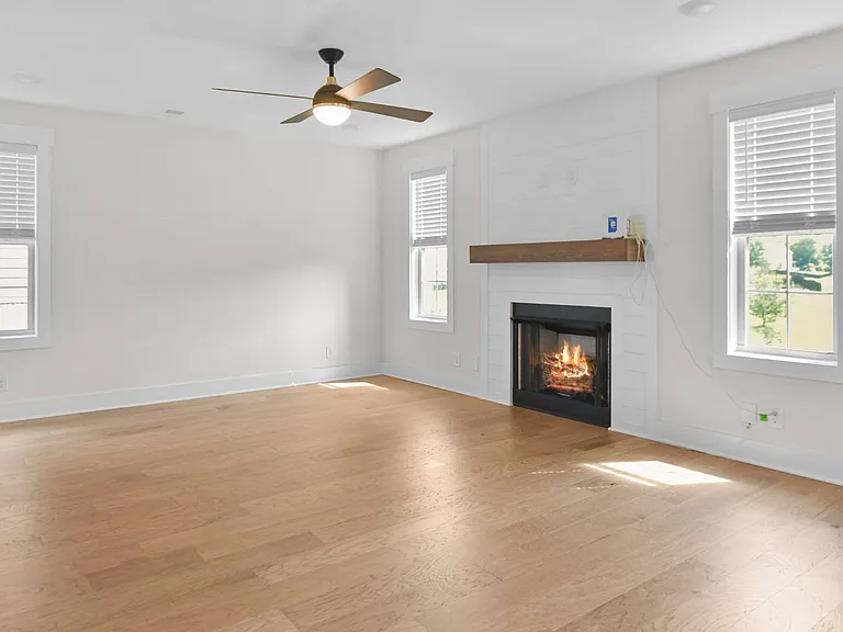 393 Frontier Dr — Photo 2
